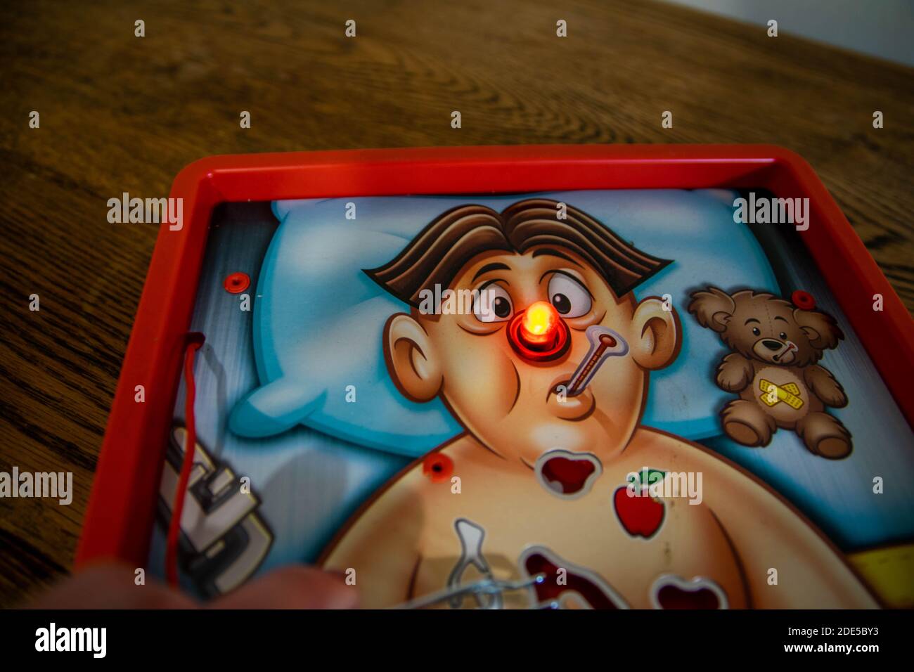 Durham, Großbritannien - 5. April 2020: Operation Hasbro Brettspiel. Gameplay erfordert, dass die Spieler Kunststoff-Beschwerden mit einer Pinzette zu entfernen. Medizinische NHS-Dokumentation Stockfoto