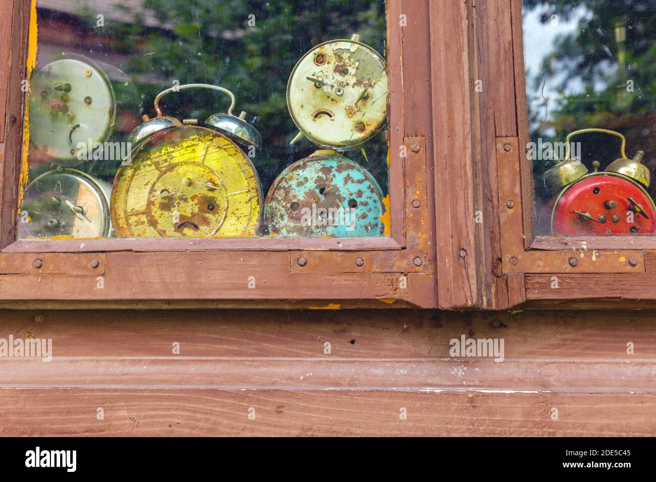 Alte Uhren im Fenster. Haczow, Subcarpathia, Polen. Stockfoto
