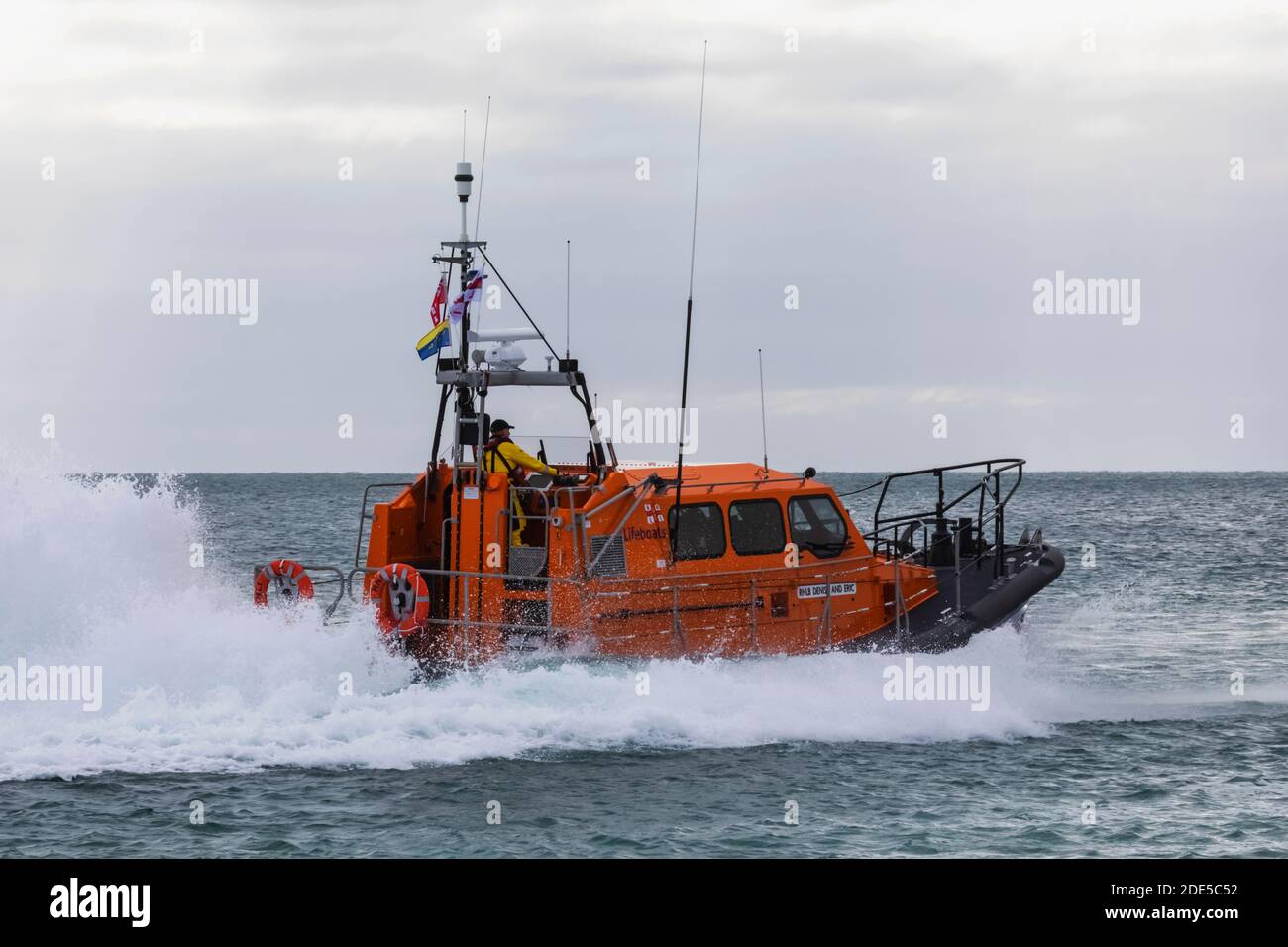 England, West Sussex, Chichester, Selsey Bill, das RNLI Selsey Bill Lifeboat at Sea Stockfoto