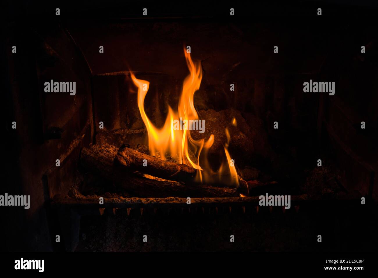 Nahaufnahme des Feuers Brennen in einem alten Kamin, kann verwendet werden, um in einem bestehenden Bild mit ungenutzten Kamin zusammengesetzt werden Stockfoto
