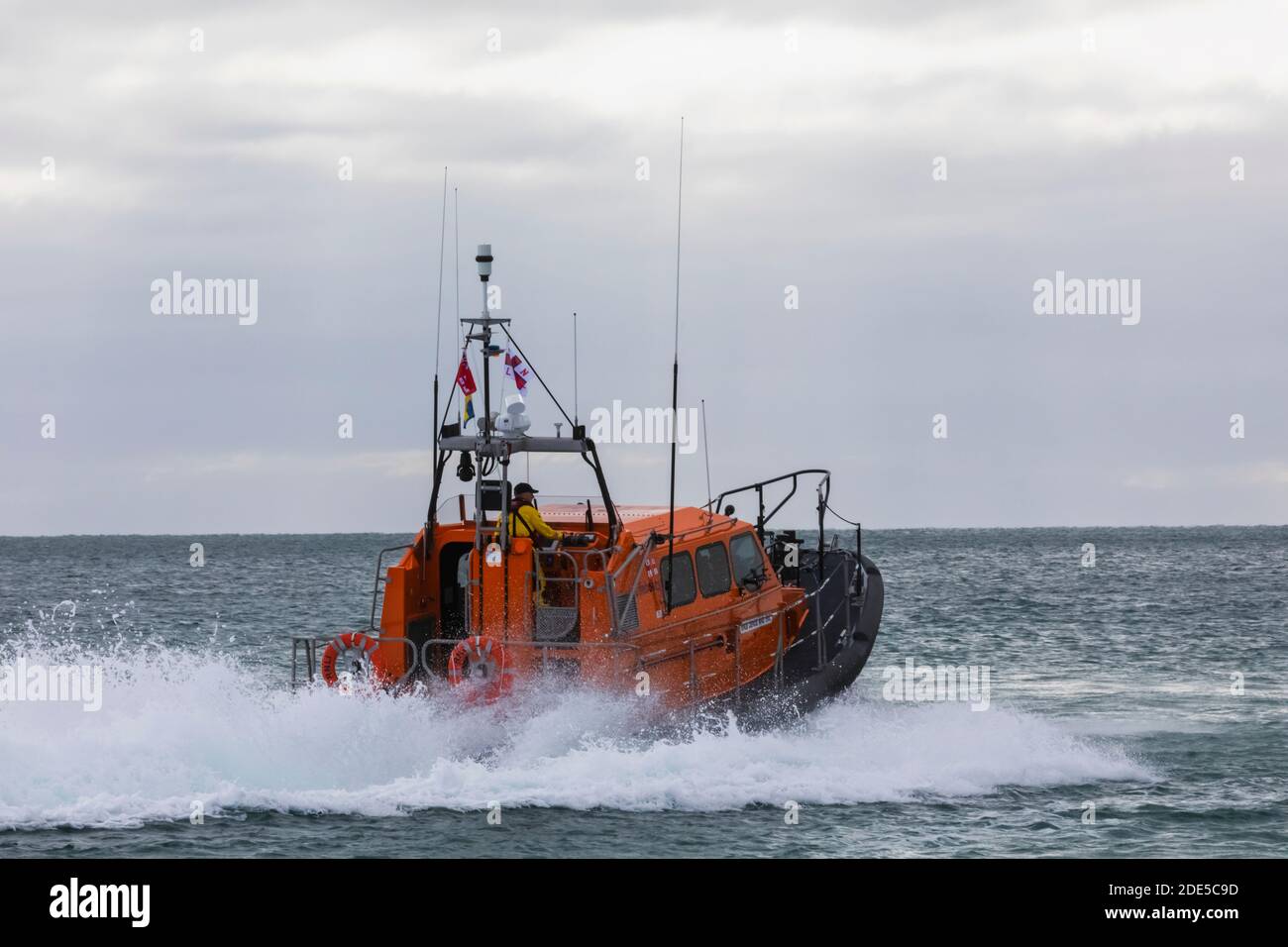 England, West Sussex, Chichester, Selsey Bill, das RNLI Selsey Bill Lifeboat at Sea Stockfoto