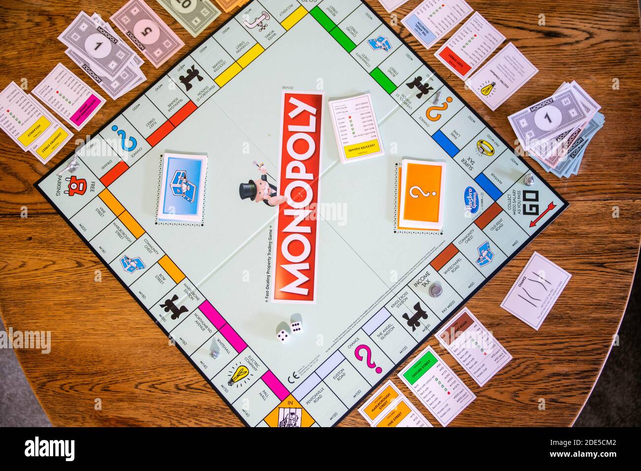 Durham, Großbritannien - 5. April 2020: Monopoly ist das klassische, schnell handelnde Brettspiel für Immobilien (Hasbro-Spiele). Finanz-, Banken-, Kauf von Immobilien, erste Stockfoto
