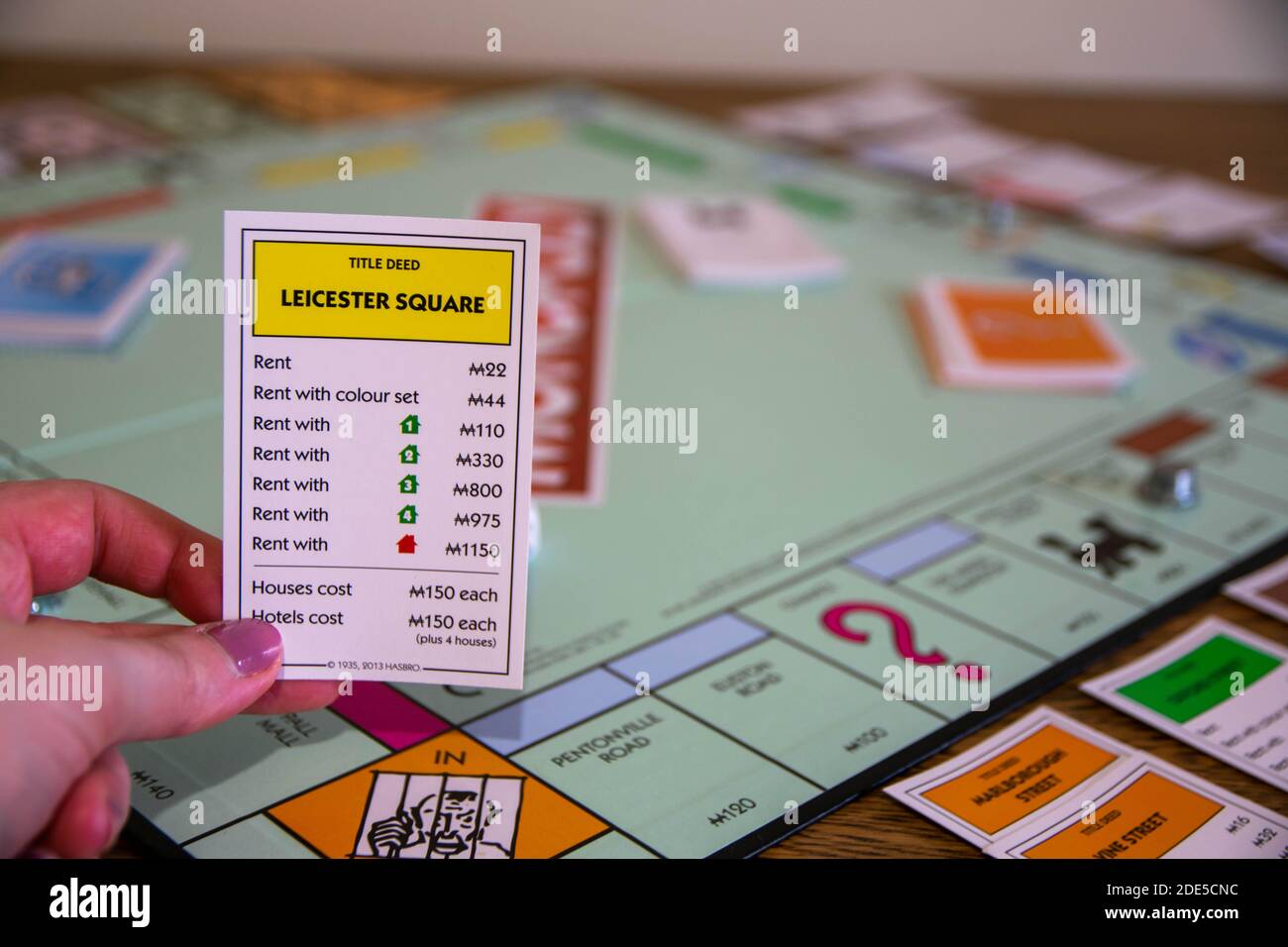 Durham, Großbritannien - 5. April 2020: Monopoly ist das klassische, schnell handelnde Brettspiel für Immobilien (Hasbro-Spiele). Finanz-, Banken-, Kauf von Immobilien, erste Stockfoto