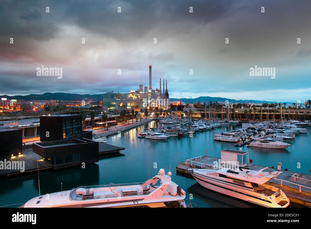 Port Forum Marina und Hafen bei sunset.in Barcelona, Spanien. Stockfoto