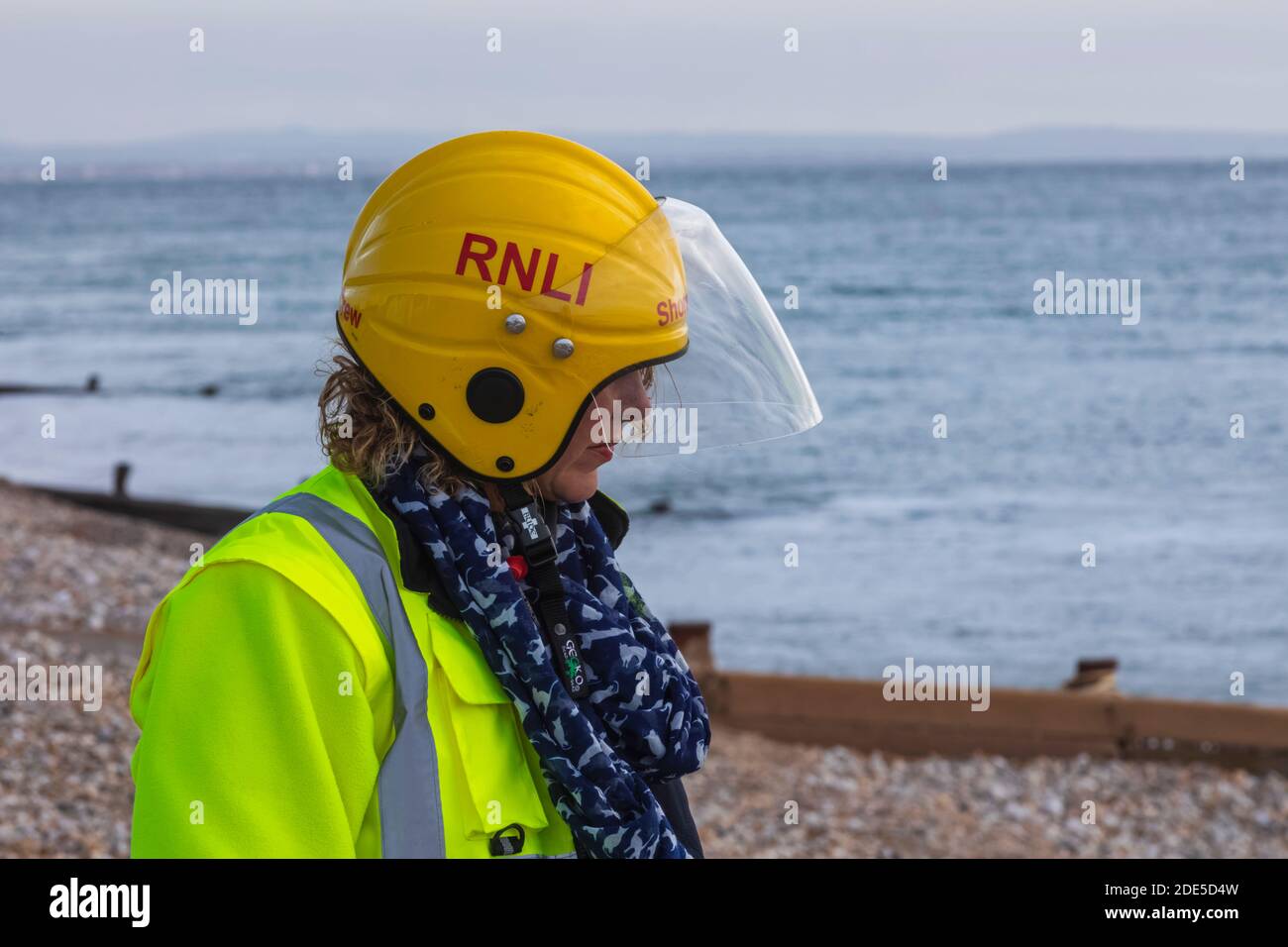 England, West Sussex, Chichester, Selsey Bill, weibliche RNLI Volunteer Stockfoto
