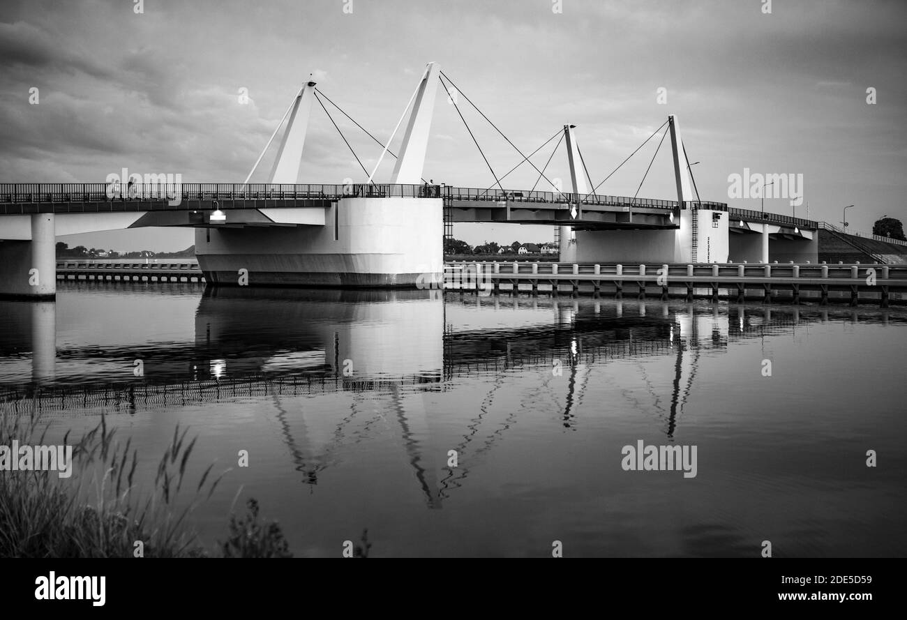 Brücke über den Fluss „Tote Weichsel“ (polnisch: Martwa Wisla) in Sobieszewo / Polen. Schwarzweiß-Foto. Stockfoto