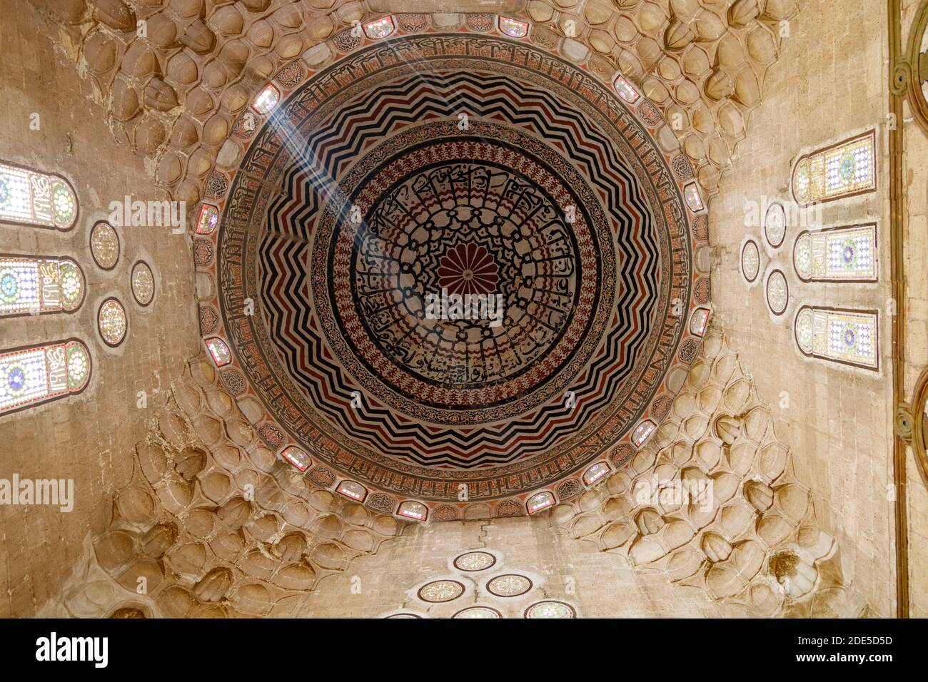 Bemalte Kuppel, Mausoleum der Männchen, Komplex von Faraj ibn Barquq, Nordfriedhof, Kairo, Ägypten Stockfoto