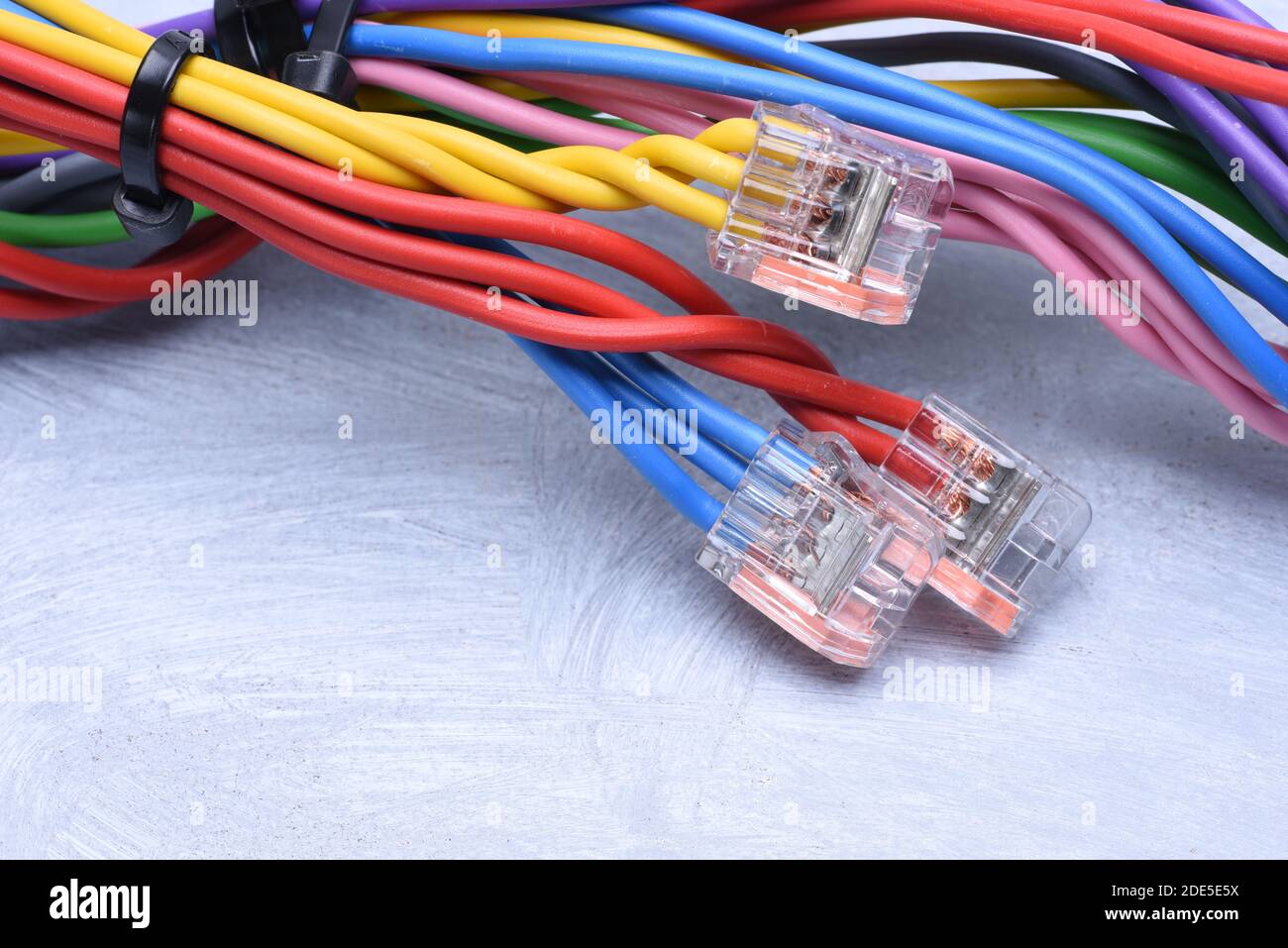 Buntes elektrische Kabel mit Steckverbindern Stockfoto