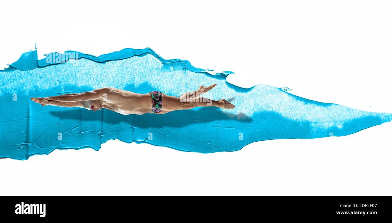 Professionelle kaukasische Schwimmer bewegen in Farbe Pinselstrich, Aquarell. Anmut von Bewegung und Aktion. Bildmaterial. Horizontaler Flieger mit blauem Ozean spritzt wie Wasserwellen auf weißem Hintergrund mit Copyspace. Stockfoto