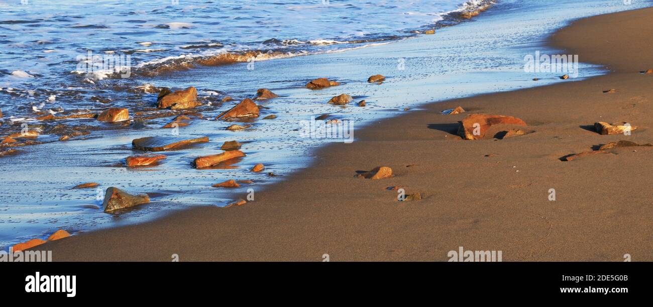 Gelber Sand und blaues Meer in der Wintersaison, Schwarzmeer, Türkei. Stockfoto