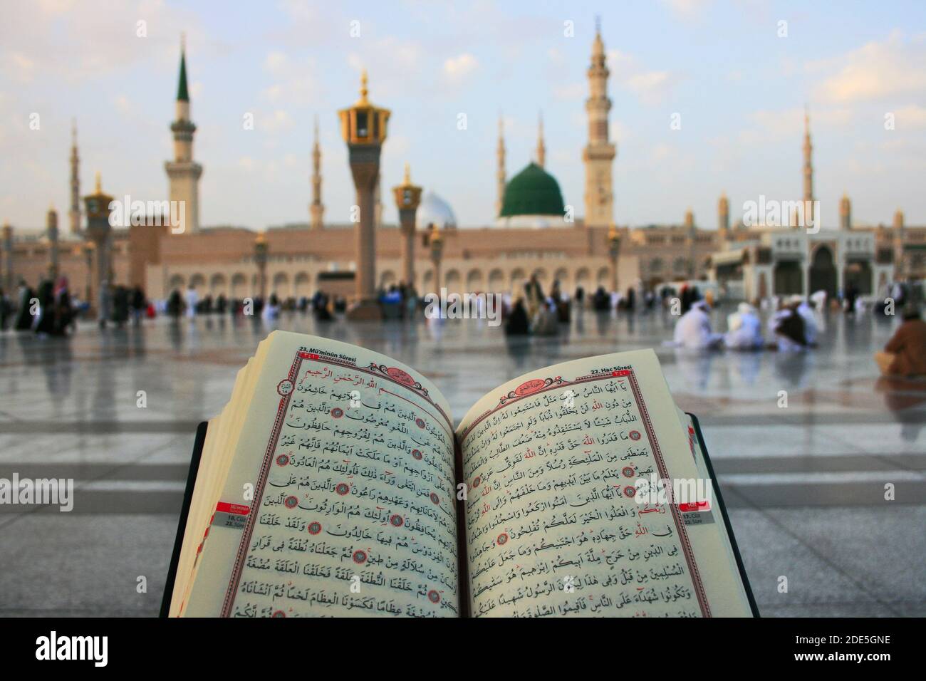 Lesen des Quran vor der Propheten Moschee in Medina, Saudi-Arabien Stockfoto