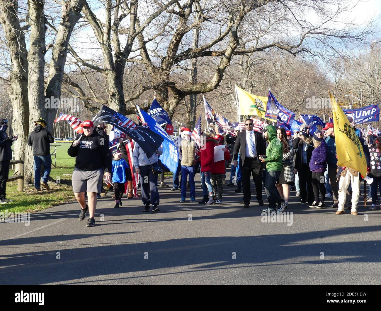 New Jersey, USA. November 2020. (NEU) Stoppen Sie die Diebstahldemonstrationen Sammeln Sie Dampf in New Jersey. November 2020, 28. Red Bank, New Jersey, USA: Unwillig, das Leben ohne Trump zu akzeptieren, marschieren entrechtete Amerikaner auf New Jerseys Gouverneur Murphy House und beherbergen eine eingefleischte Überzeugung, dass die Wahl am 3. November und ihre amerikanische Zukunft böswillig von ihnen durch die gegnerische "andere Hälfte" eines geteilten Amerikas gestohlen wurde. Bild: Julia Mineeva/Thenews2. Quelle: Julia Mineeva/TheNEWS2/ZUMA Wire/Alamy Live News Stockfoto