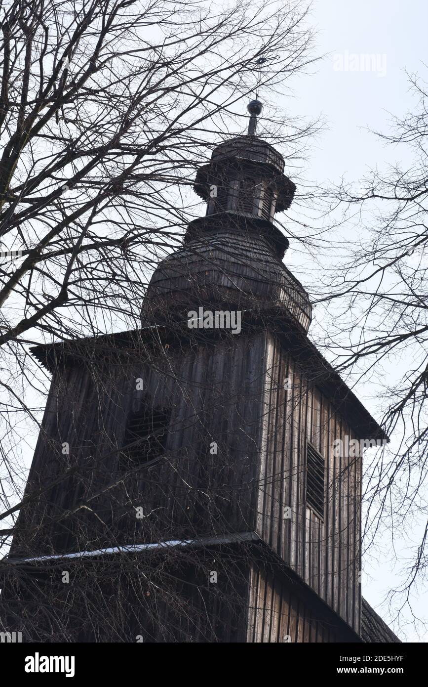 Turm der Holzkirche, Winterzeit Stockfoto