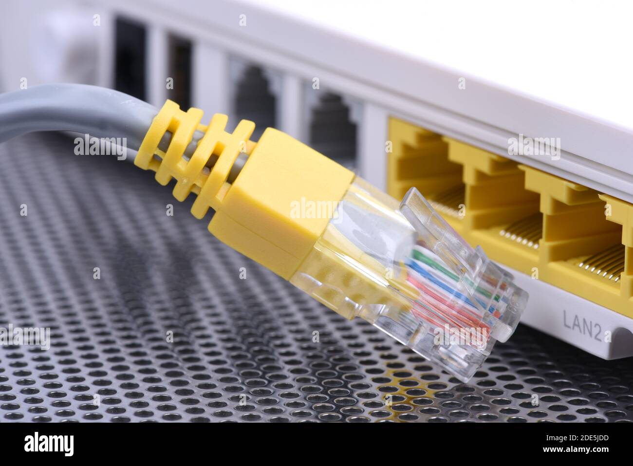 Netzwerkkabel und Nahaufnahme des Routers mit selektivem Fokus Stockfoto