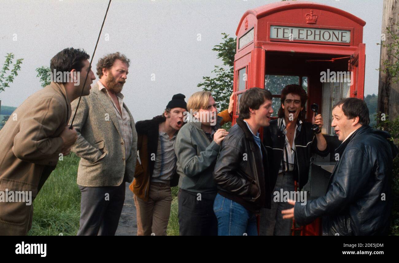 Aktion durch eine rote Telefonbox - Original Cast of Die ATV-Produktion von auf Wiedersehen Pet fotografiert bei A Nottinghamshire Standort Juli 1986 Stockfoto