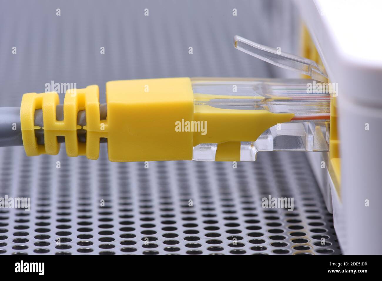 Netzwerkkabel und Nahaufnahme des Routers mit selektivem Fokus Stockfoto