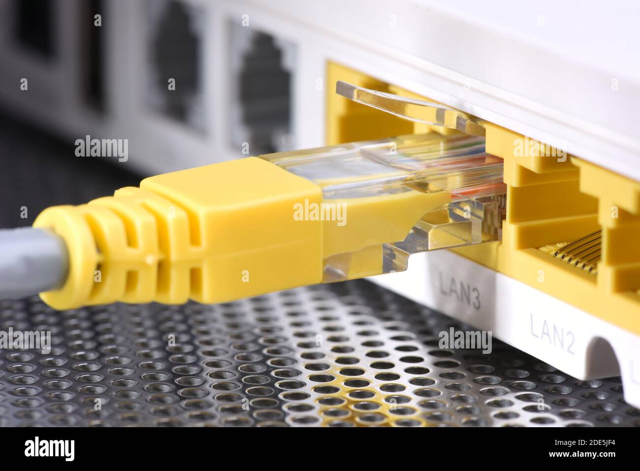 Netzwerkkabel und Nahaufnahme des Routers mit selektivem Fokus Stockfoto