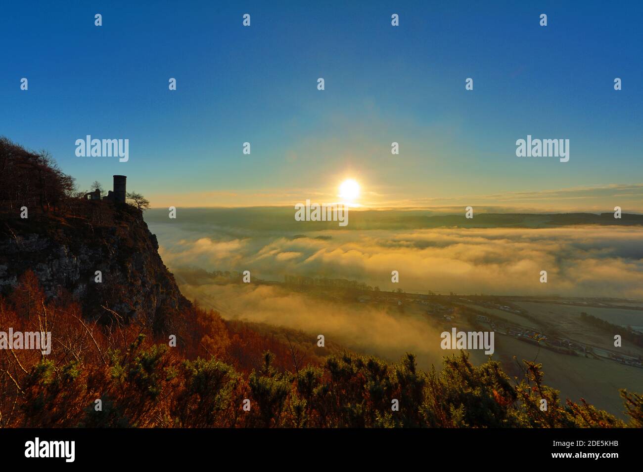 Blick auf die Torheit auf Kinnoull Hill, mit dem Fluss Tay und dem Tay Valley im Hintergrund, Perth, Schottland. Stockfoto