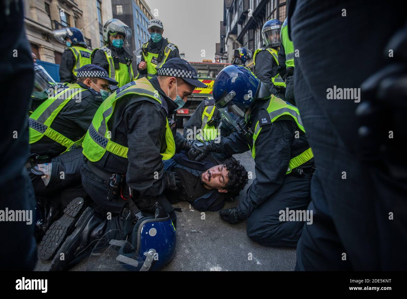 Riot Police verhaftete über 150 Demonstranten in der Oxford Street während Anti-Lockdown-Demonstrationen in der Hauptstadt London, England, Großbritannien Stockfoto