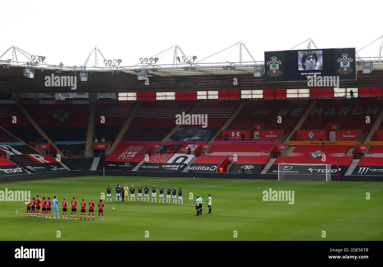 Die Spieler stehen für eine Minute Applaus in Erinnerung an Diego Maradona vor dem Premier League Spiel im St Mary's Stadium, Southampton. Stockfoto