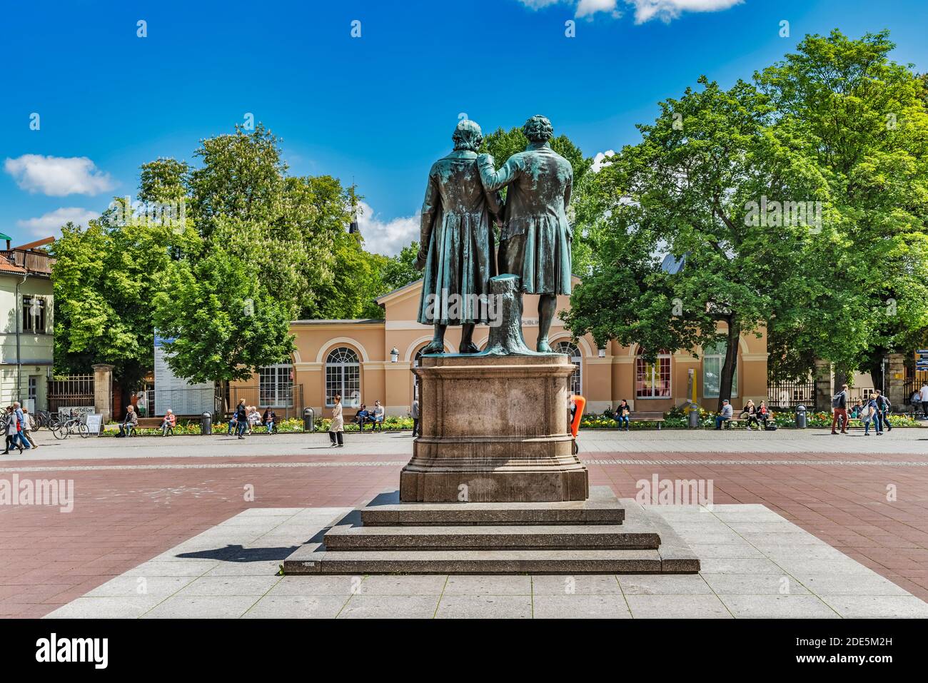Das Goethe-Schiller-Denkmal steht vor dem Deutschen Nationaltheater auf dem Theaterplatz in Weimar, Thüringen, Deutschland, Europa Stockfoto