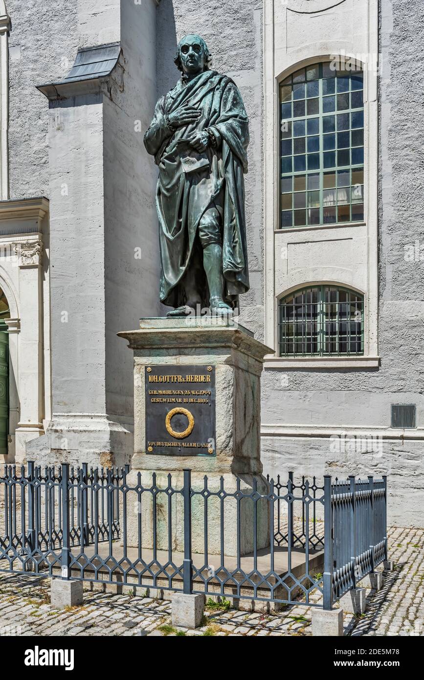 Das Herder-Denkmal wurde 1850 erbaut. Es befindet sich vor der Stadtkirche St. Peter und Paul auf dem Herderplatz in Weimar, Thüringen, Deutschland Stockfoto