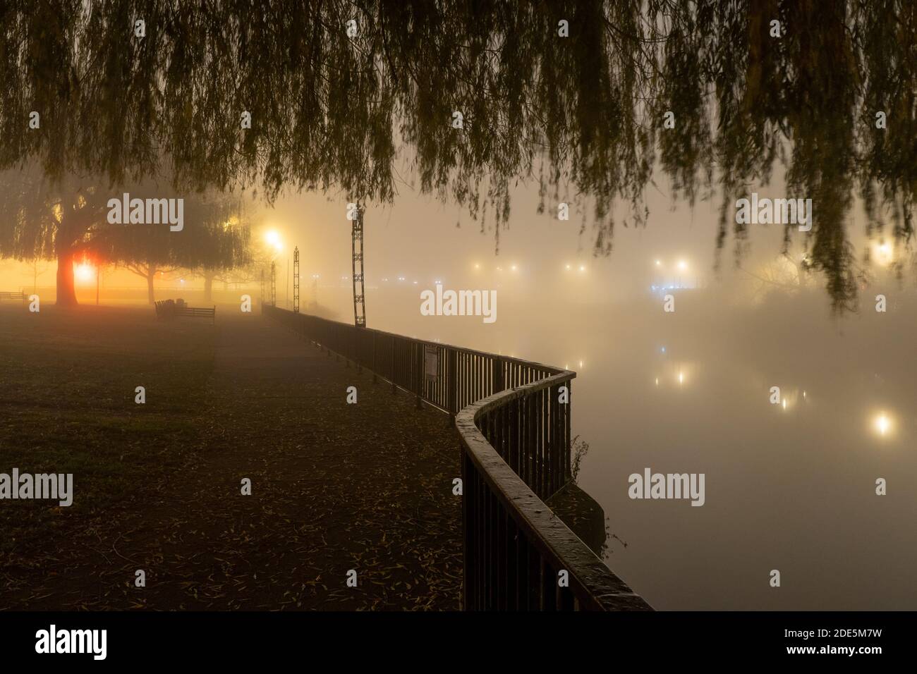 Ein Pfad an einem Fluss in einer atmosphärisch nebligen Winternacht. Worcester, Großbritannien. Stockfoto