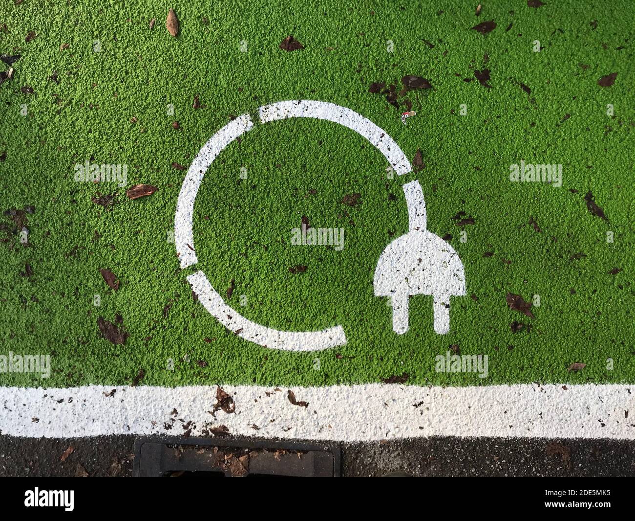 Leerer Parkplatz für Elektro- und Hybridautos. Symbol für Elektrofahrzeuge. Ladestation für Elektrofahrzeuge. Grüne Energie. Stockfoto