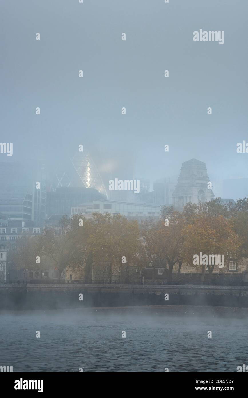 Wolkenkratzer in der City of London im Geschäftsviertel mit dem Gherkin-Gebäude und anderen Büros an einem nebligen Morgen der Covid-19 Coronavirus-Sperre in England, Europa Stockfoto