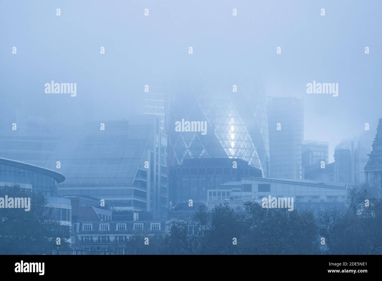 Wolkenkratzer in der City of London im Geschäftsviertel mit dem Gherkin-Gebäude und anderen Büros an einem neblig blauen Morgen der Covid-19 Coronavirus-Sperre in England, Großbritannien, Europa Stockfoto