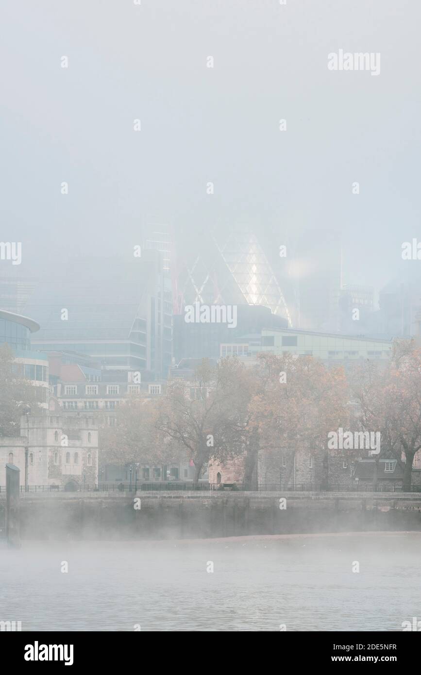 Wolkenkratzer und Themse in City of London, die die Gherkin an einem nebligen Morgen der Covid-19 Coronavirus-Sperre in England, Großbritannien, Europa zeigen Stockfoto