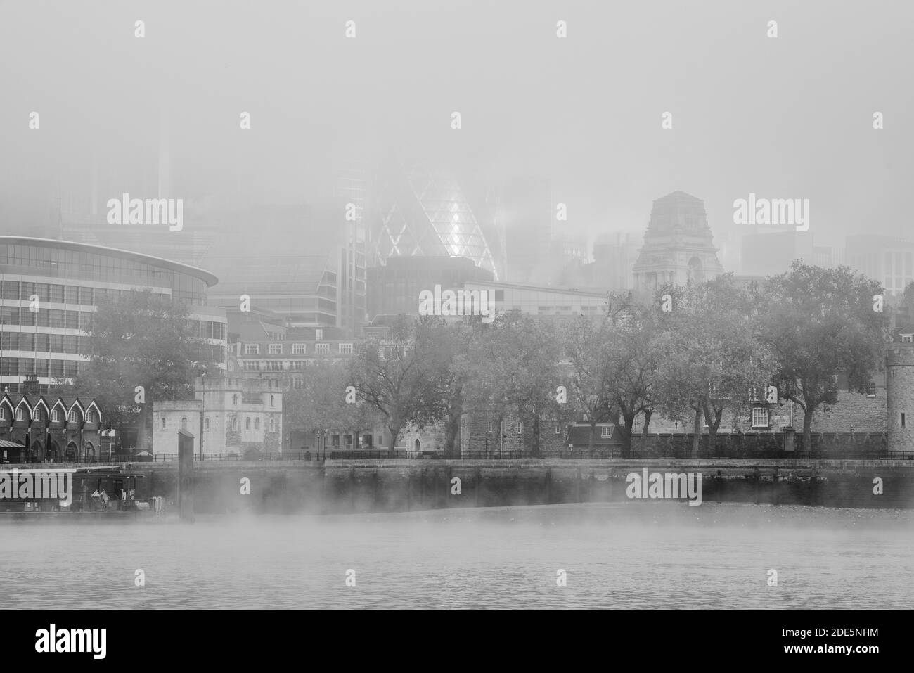 Schwarz-weiß Themse und die Gherkin durch den Nebel in der City of London an einem nebligen Morgen der Covid-19 Coronavirus-Sperre in England, Großbritannien, Europa Stockfoto