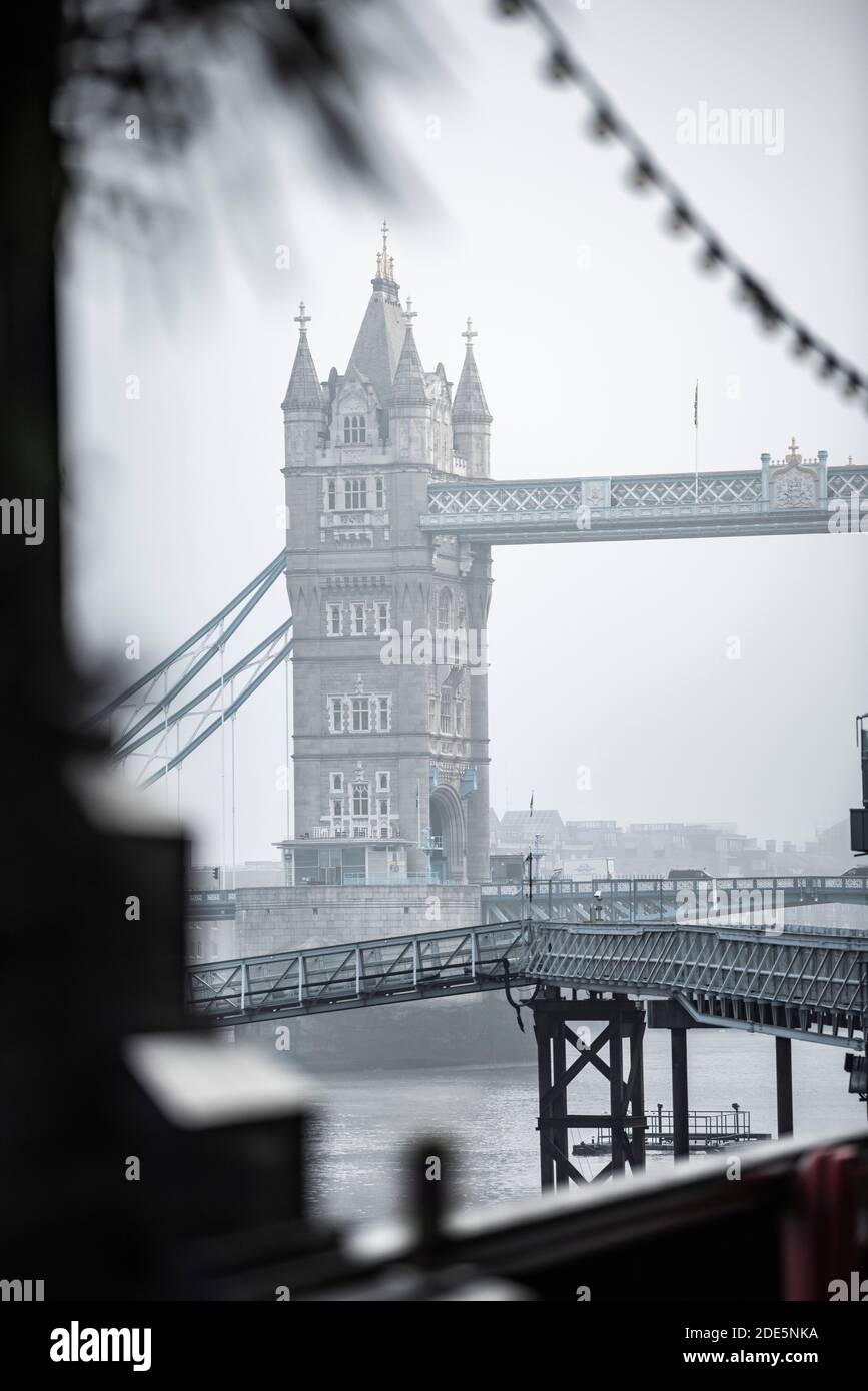 Tower Bridge und Themse bei nebligen und nebligen atmosphärischen und launischen Wetterbedingungen im Londoner Stadtzentrum am Coronavirus Covid-19 Lockdown Day One, England, UK Stockfoto
