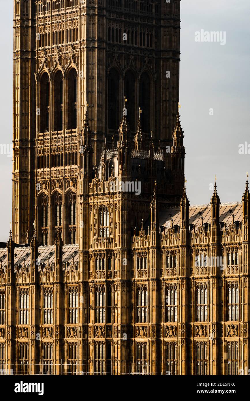 Houses of Parliament, das ikonische Londoner Gebäude und Touristenattraktion mit hellblauem Himmel, aufgenommen in Coronavirus Covid-19 Lockdown in England, Großbritannien Stockfoto