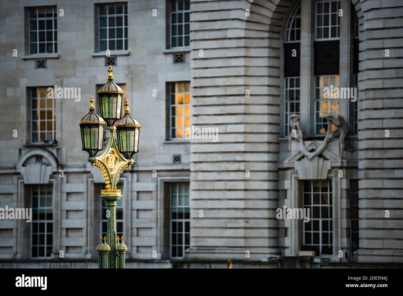 Lampenpfosten auf der Westminster Bridge mit Londoner Architektur, Stadtbild von Gebäuden und historischen alten Lampen, aufgenommen in England während der Coronavirus Covid-19 Sperre in England, Großbritannien, Europa Stockfoto