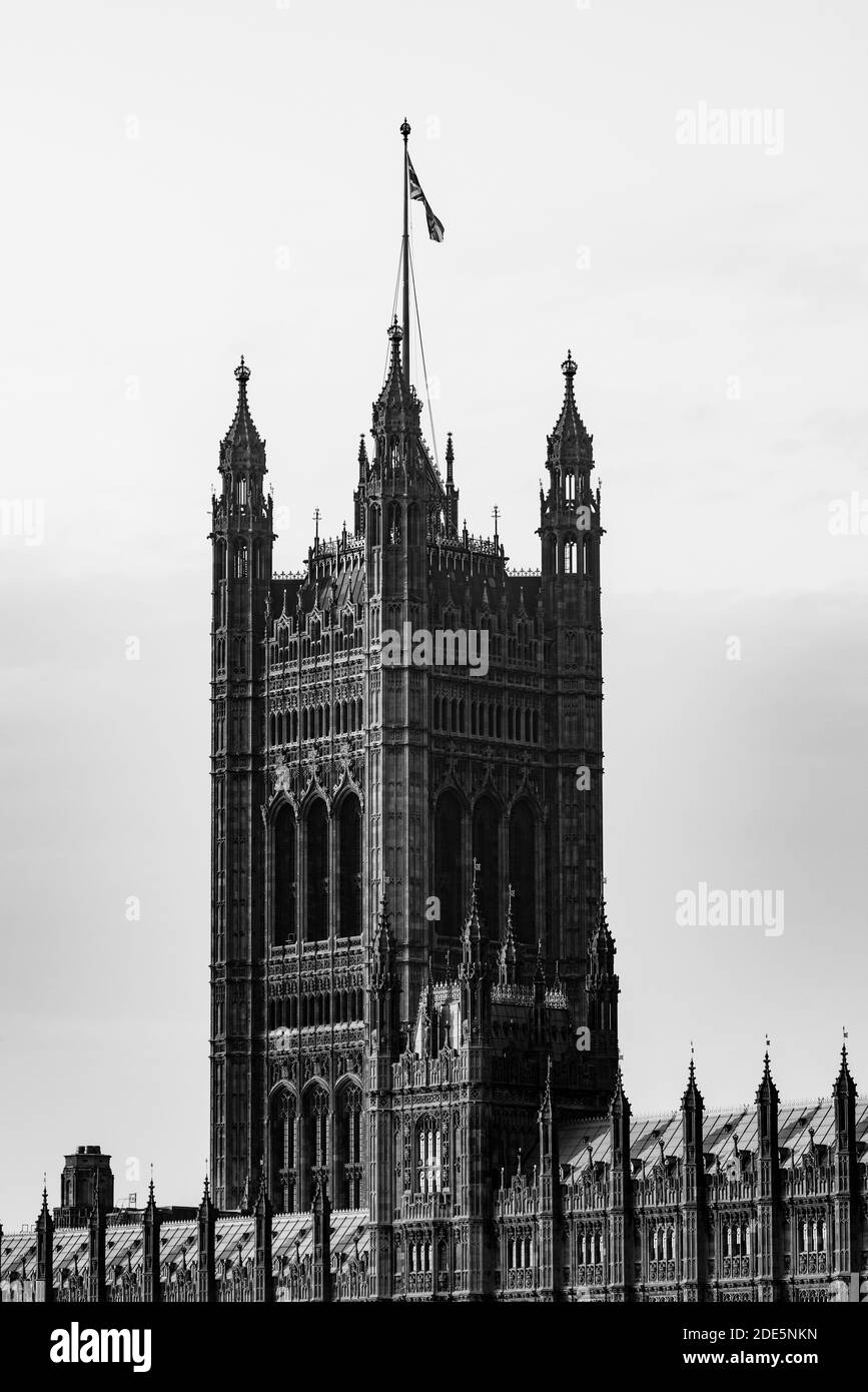 Schwarz-weiße Houses of Parliament, das ikonische Londoner Gebäude und Wahrzeichen der Touristenattraktion während der Sperrung des Coronavirus Covid-19 Pandemievirus in England, Großbritannien Stockfoto
