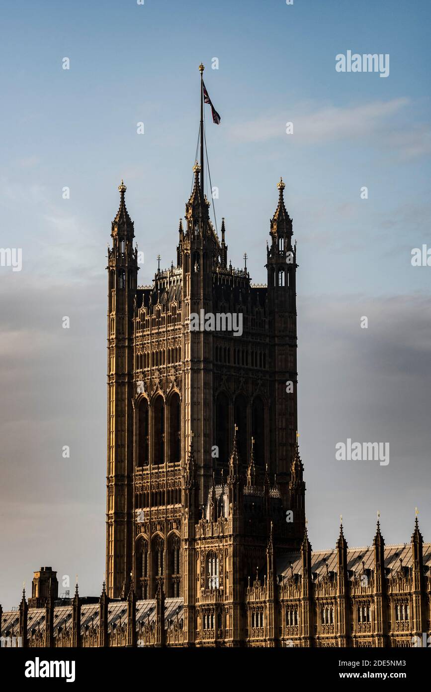 Houses of Parliament, das ikonische Londoner Gebäude und Touristenattraktion mit hellblauem Himmel, aufgenommen in Coronavirus Covid-19 Lockdown in England, Großbritannien Stockfoto