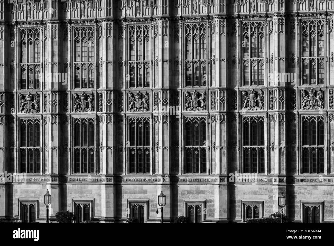 Schwarz-weiße Houses of Parliament, das ikonische Londoner Gebäude und Wahrzeichen der Touristenattraktion während der Sperrung des Coronavirus Covid-19 Pandemievirus in England, Großbritannien Stockfoto