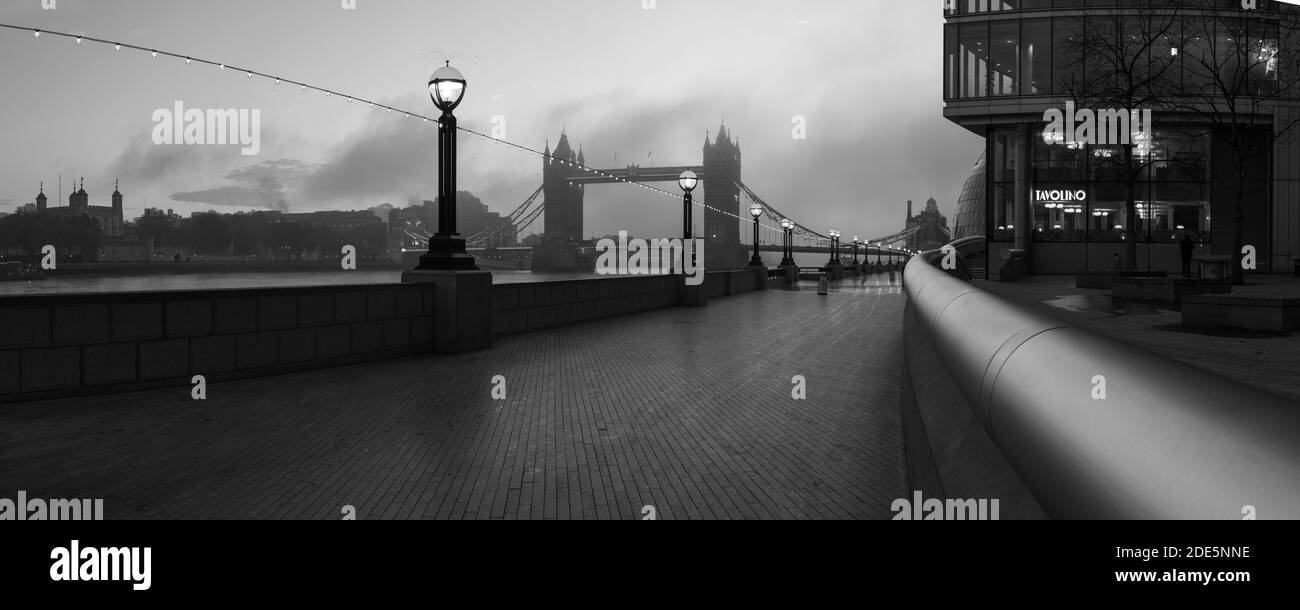 Schwarz-weiße Tower Bridge in London mit dramatischen Wolken und Himmel, zeigt ikonische berühmte Skyline der Stadt am ersten Tag der Coronavirus Covid-19 Lockdown in England, Großbritannien Stockfoto
