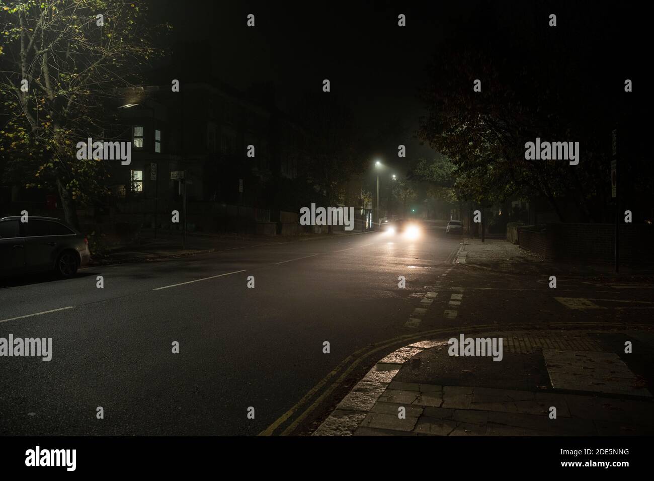 Neblige Londoner Straßen bei Nacht in England während der Coronavirus Covid-19 Sperre in England, Großbritannien, Europa Stockfoto