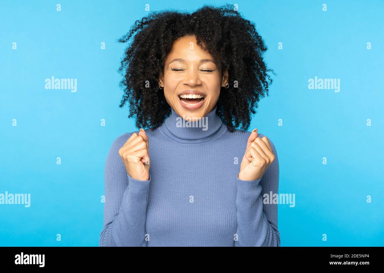 Ja, ich habe es geschafft! Aufgeregt afroamerikanische Frau schreien vor Freude feiert Sieg Sieg Erfolg, klammerte ihre Fäuste, jubelte Triumph Gefühl Sieger, Stockfoto