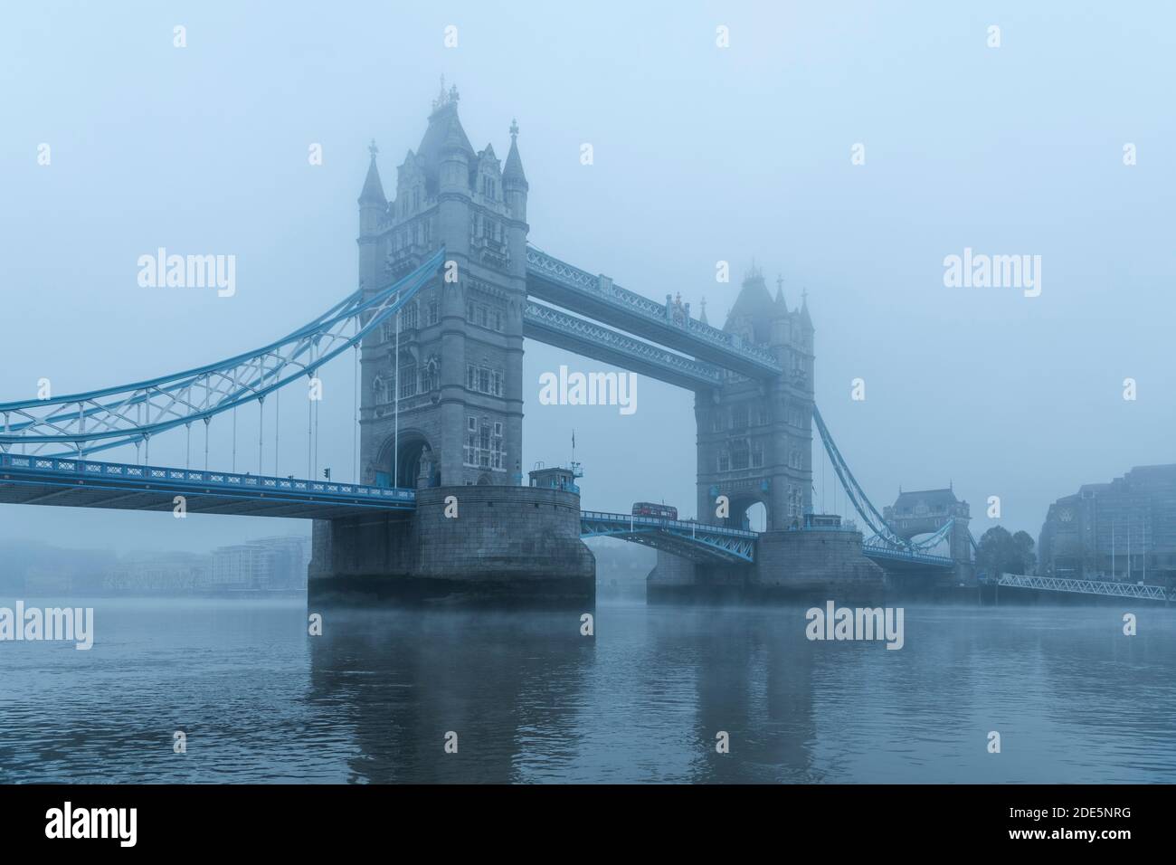 Tower Bridge und Themse in nebligen und nebligen blauen atmosphärischen und launischen Wetterbedingungen in London City Centre am Coronavirus Covid-19 Lockdown Day One, England, UK Stockfoto