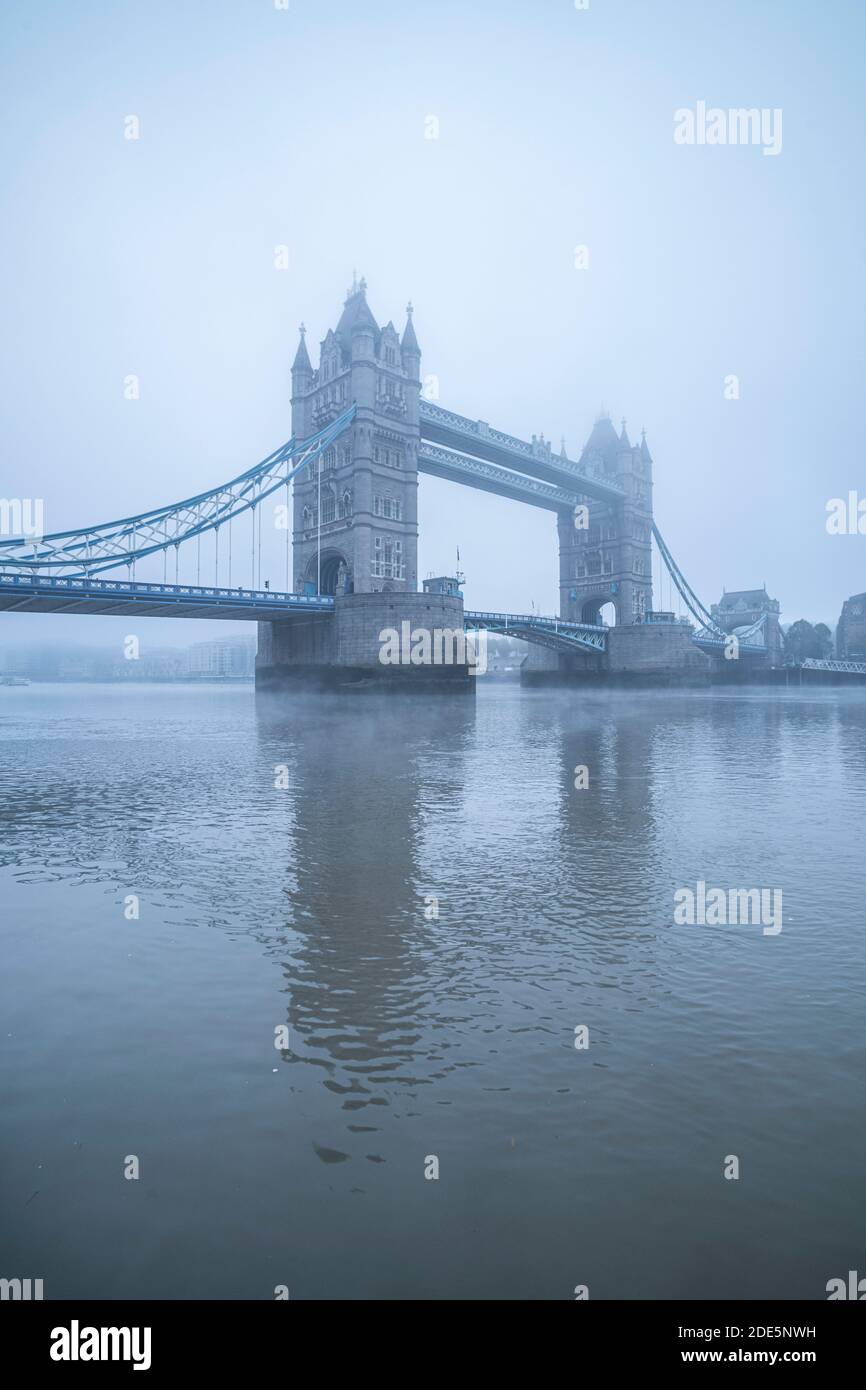 Tower Bridge und Themse in London bei nebligen und nebligen atmosphärischen Wetter in London City Centre am Coronavirus Covid-19 Lockdown Day One, England, UK Stockfoto