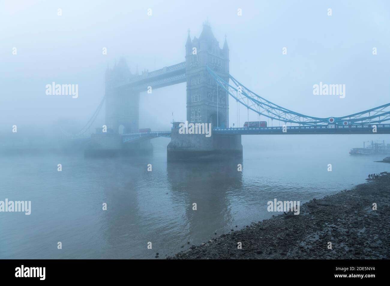 Tower Bridge und Red London Bus fahren über die Themse bei nebligen und nebligen atmosphärischen und launischen Wetterbedingungen am Coronavirus Covid-19 Lockdown Day One, England, UK Stockfoto