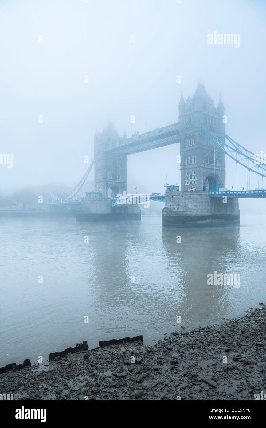 Tower Bridge und Themse bei nebligen und nebligen atmosphärischen und launischen Wetterbedingungen im Londoner Stadtzentrum am Coronavirus Covid-19 Lockdown Day One, England, UK Stockfoto
