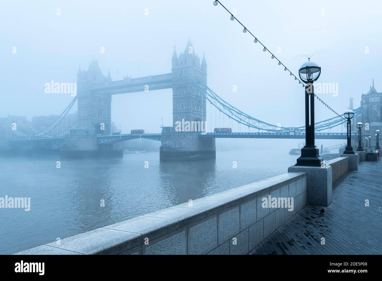 Tower Bridge und Red London Bus fahren über die Themse bei nebligen und nebligen atmosphärischen und launischen Wetterbedingungen am Coronavirus Covid-19 Lockdown Day One, England, UK Stockfoto