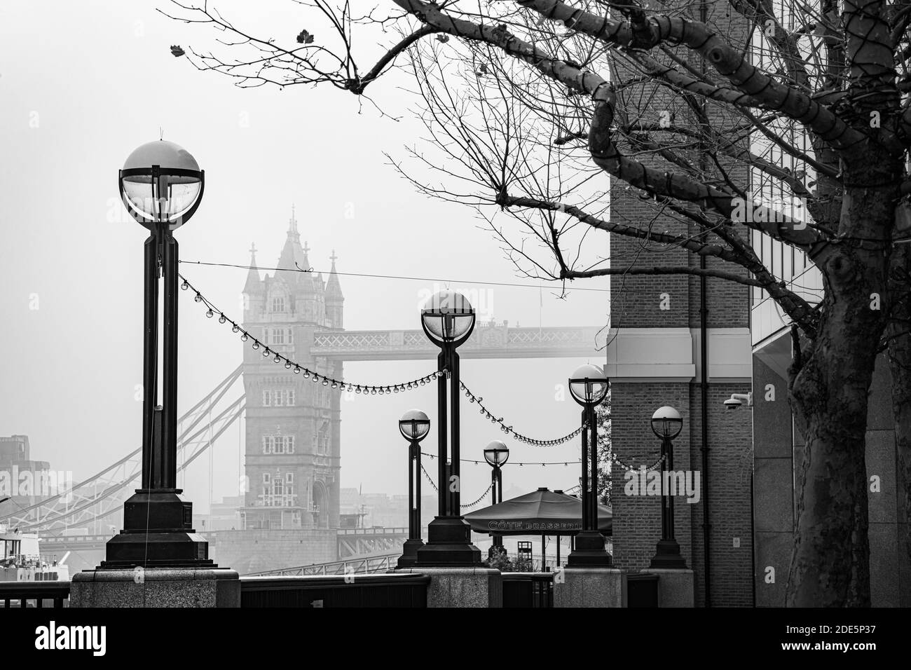 Schwarz-weiße Tower Bridge, ikonisches Wahrzeichen der Londoner Stadt bei neblig atmosphärischem Wetter, London City Centre auf Coronavirus Covid-19 Lockdown Day One, England, UK Stockfoto