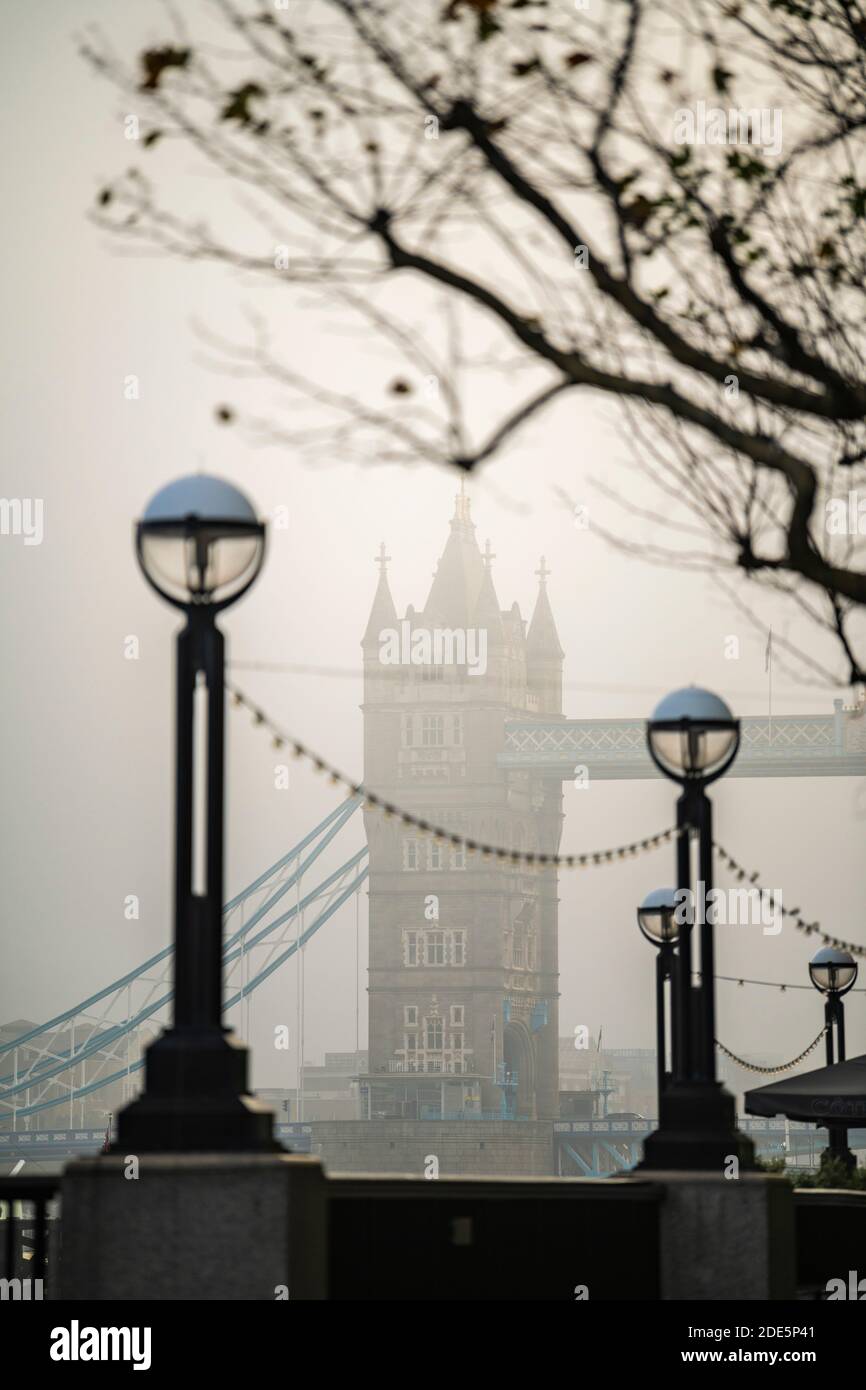 Tower Bridge, ikonisches Wahrzeichen Londons bei nebligen und nebligen atmosphärischen Stimmungsschwankungen im Londoner Stadtzentrum am Coronavirus Covid-19 Lockdown Day One, England, UK Stockfoto