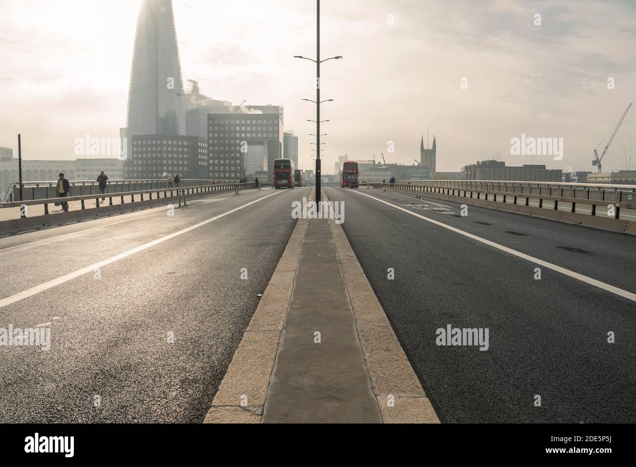 Ruhige, leere und menschenleere Straßen und Straßen in London in Coronavirus Covid-19 Pandemiesperre am Shard an der London Bridge, ohne Verkehr pendeln während der Hauptverkehrszeit pendeln Stockfoto