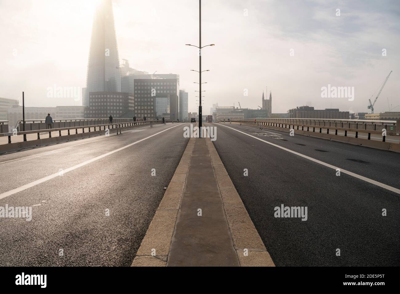 Ruhige, leere und menschenleere Straßen und Straßen in London in Coronavirus Covid-19 Pandemiesperre am Shard an der London Bridge, ohne Verkehr pendeln während der Hauptverkehrszeit pendeln Stockfoto